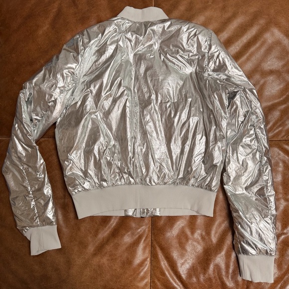 ALO Yoga Off Duty Bomber Jacket Womens XS Silver Metallic Down Insulated - Picture 6 of 11